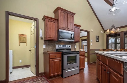 Lynn House | Nature's Getaway | Cozy, 3BR Mountaintop Cabin with Fire Pit and Fenced Yard
