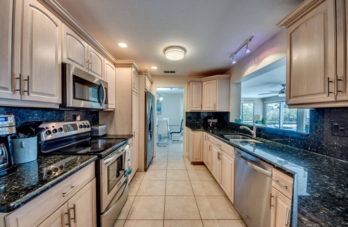 Caloosahatchee House | NAUTICAL BREEZE - 4 bedrooms, pool, waterfront, easy river and Gulf access