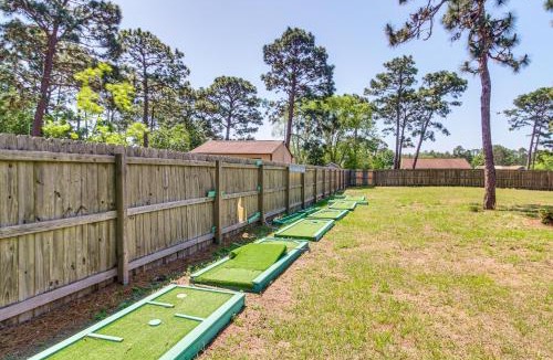 Navarre House | Navarre Home w/Game Area + Mini Golf Course!