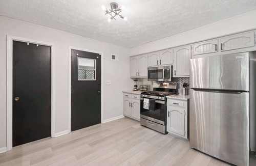 Riverdale House | Near ATL Airport - Sleeps 7 - Smart TVs - Fenced Yard - Pets ok