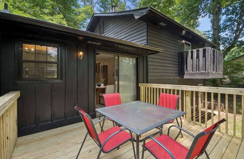 Riverdale House | Near ATL Airport - Sleeps 7 - Smart TVs - Fenced Yard - Pets ok
