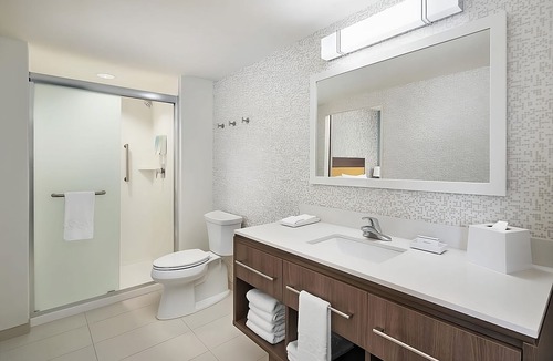 Interchange Square House | Near Beach Vacation! Comfy Unit for 4! Gym, Pool and Attractions