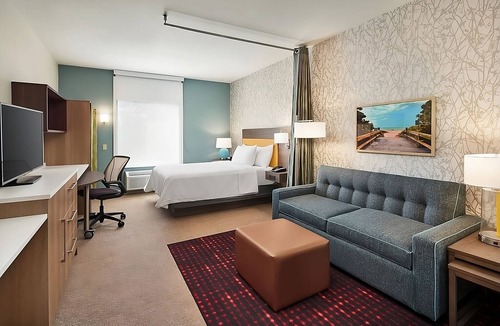 Interchange Square House | Near Beach Vacation! Comfy Unit for 4! Gym, Pool and Attractions