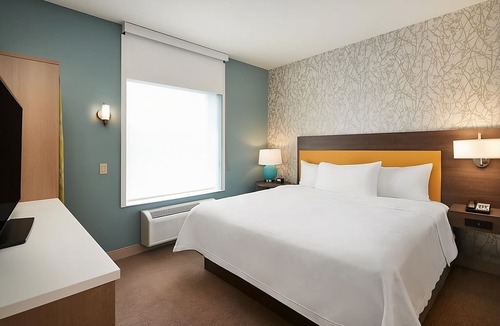Interchange Square House | Near Beach Vacation! Comfy Unit for 4! Gym, Pool and Attractions