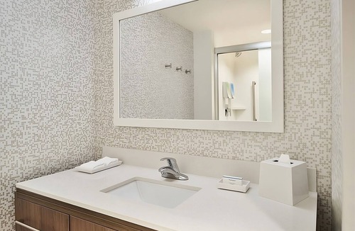 Interchange Square House | Near Beach Vacation! Comfy Unit for 4! Gym, Pool and Attractions