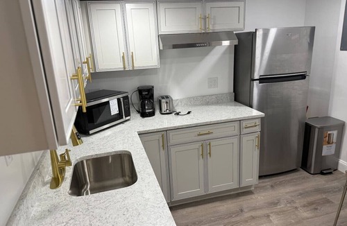 White Oak House | Near DC 5 bdrm 4.5 bth 11 beds 2 kitchens &parking