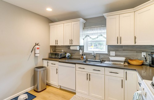 Somers Point Cottage | Near Dog Beach: Somers Point Escape w/Large Yard!