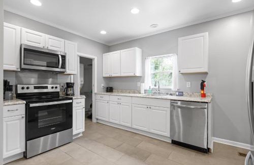 Chattanooga House | Near Downtown Park & Zoo Trendy Ridgeland Tudor