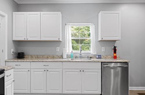 Chattanooga House | Near Downtown Park & Zoo Trendy Ridgeland Tudor
