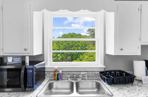 New Castle Apartment | Near Hospital & Dining- Beds on Broadmoor - Unit A