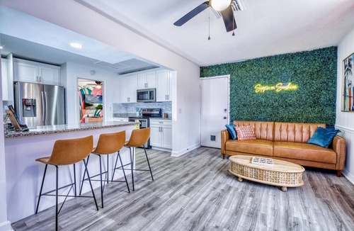Whitfield House | Near IMG! Free Heated Pool, Fire Pit, Golf, BBQ, Arcade Games!