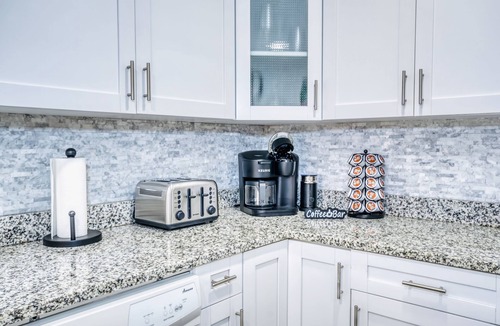 Whitfield House | Near IMG! Free Heated Pool, Fire Pit, Golf, BBQ, Arcade Games!