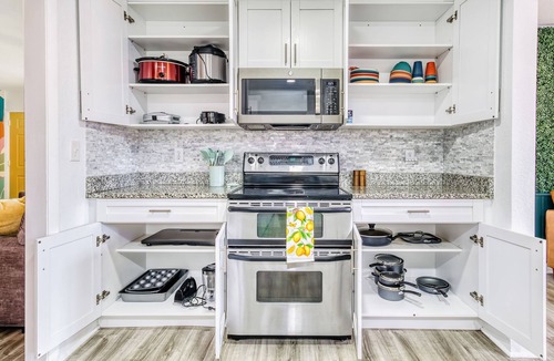 Whitfield House | Near IMG! Free Heated Pool, Fire Pit, Golf, BBQ, Arcade Games!