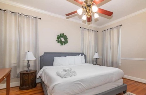 Columbus House | Near Lakebottom Park & Downtown - Parkside Cottage