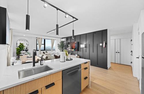 Newark Apartment | Near NYC & MetLife, Large Apartment, Sleeps 14