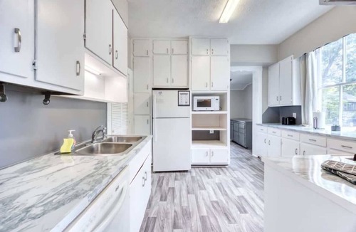 Columbus House | Near Parks Downtown & Riverwalk: Midtown Muse Sleeps 14
