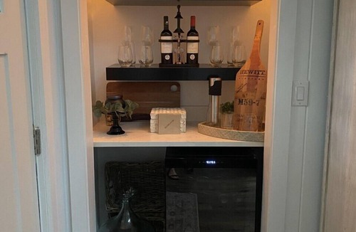 Highlands Cottage | Nestle Inn -2 night min. luxury industrial farmhouse style. Close to Main St.