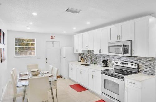 Royal Poinciana House | New 2 Bedroom Close To Hollywood Beach And Casino