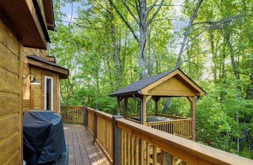 Smoky Mountains Cabin | New 2 BR w/ with Large Yard, Hot Tub Gazebo, WiFi, Free Dollywood Tickets
