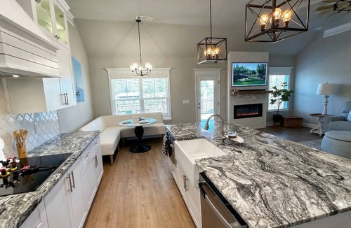 Grovetown House | New 4B Luxury Farmhouse with Horse Farm Views Peaceful Masters Week Stay