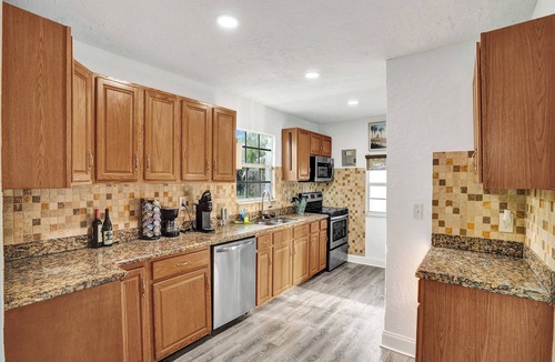 Royal Poinciana House | NEW! 5 minutes from the beach! Cozy retreat in Hollywood!