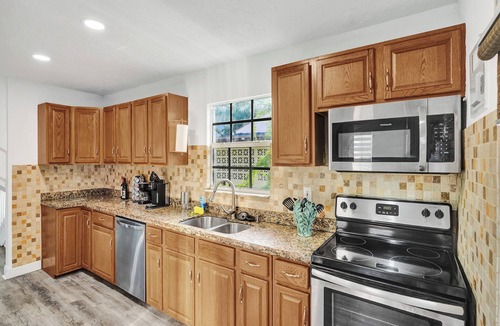 Royal Poinciana House | NEW! 5 minutes from the beach! Cozy retreat in Hollywood!