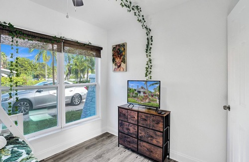 Royal Poinciana House | NEW! 5 minutes from the beach! Cozy retreat in Hollywood!