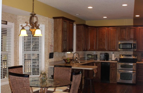 Woodfin House | New 5k sqft, 6 bedrm, 2 acre, Fire pit, Hot Tub, Retreat 5 miles to dwntwn Avl