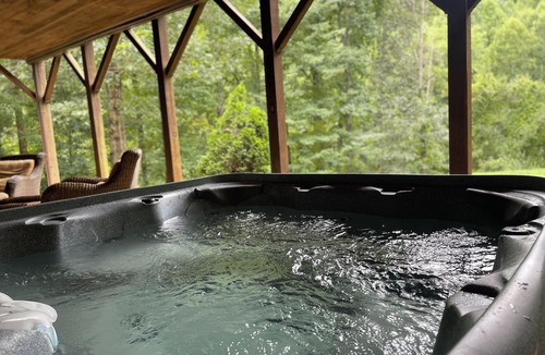 Woodfin House | New 5k sqft, 6 bedrm, 2 acre, Fire pit, Hot Tub, Retreat 5 miles to dwntwn Avl