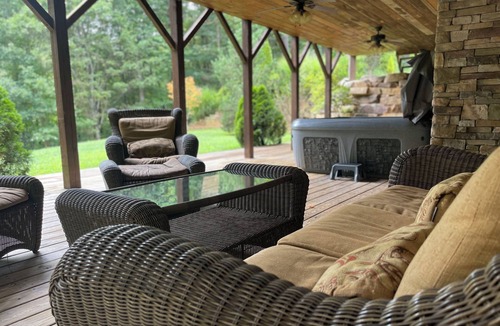 Woodfin House | New 5k sqft, 6 bedrm, 2 acre, Fire pit, Hot Tub, Retreat 5 miles to dwntwn Avl