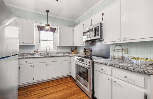 Gainesville House | NEW! A Blue Porch ~ Walk to Square ~ Summer Savings ~ Sleeps 4