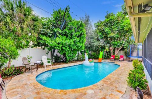 Deerfield Beach Villa | NEW Adorable Villa 7 min to Beach Trampoline