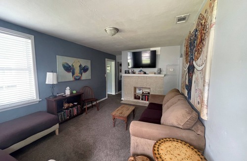 Lakeshore South House | New AGAIN May 9th - Cozy pet-friendly home sleeps 6