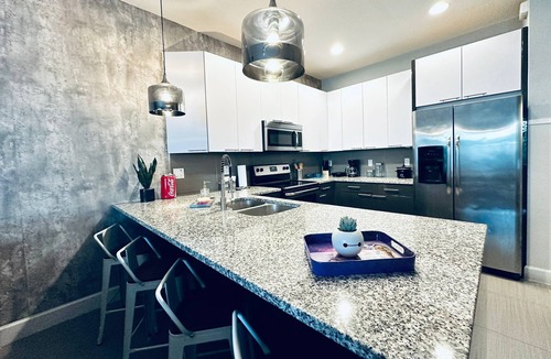 Silver Creek House | NEW and Stylish Townhouse - 13miles from DISNEY Complex