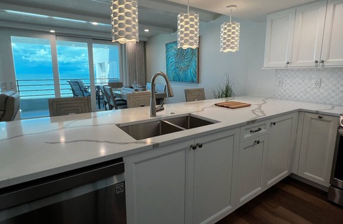Independence Square Condo | New at Pier House! Renovated and Jaw Dropping Views + Walkable to Everything!