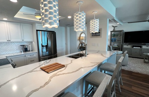 Independence Square Condo | New at Pier House! Renovated and Jaw Dropping Views + Walkable to Everything!