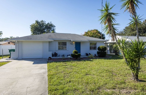 Clearwater House | New Beautiful 2 bedroom with dedicated office and yard!