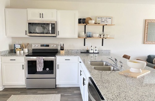 Inman House | New! Boiling springs Luxury Lake front home- sleeps 6 people