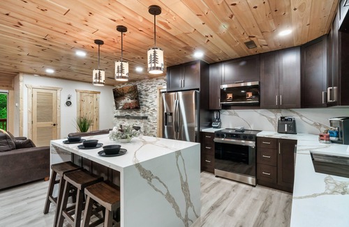 Sevierville Ski Chalet | New Cabin! - Hot Tub-Arcade-Secluded-Close to Dollywood-All Attractions!