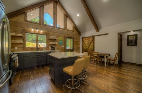 Suches Cabin | New Cabin on the Acclaimed Toccoa River w/Free WiFi & Private Hot Tub - Dogs OK