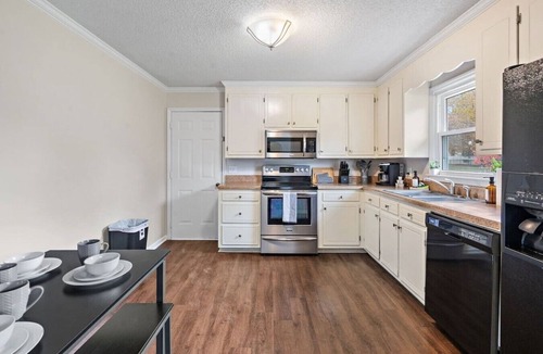 Murfreesboro House | New Cozy/Near MTSU/Getaway ~ Sleeps 8+