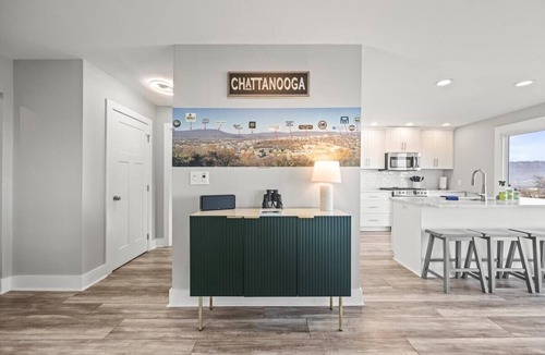 Missionary Ridge House | NEW! Crestview Heights | Downtown Views | Hot Tub