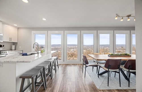 Missionary Ridge House | NEW! Crestview Heights | Downtown Views | Hot Tub