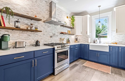 Durham House | NEW - Duke 5 Mins, Upscale Eclectic Decor, Backyard Dining and Movies, Sleeps 10