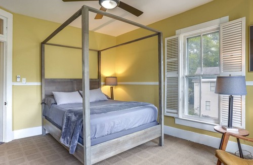 St. Elmo Improvement League House | *NEW* Eclectic Retreat & private hot tub!