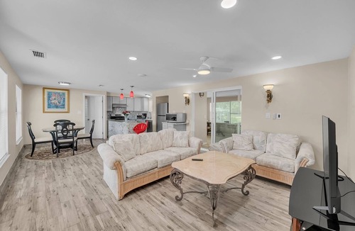 Bradenton House | NEW! Elwood Park Gem: Spacious 3BR | Prime Location