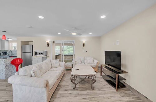 Bradenton House | NEW! Elwood Park Gem: Spacious 3BR | Prime Location