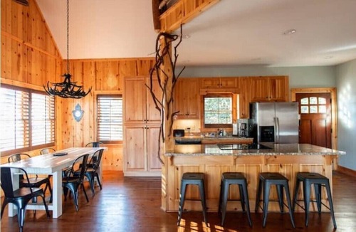 Screamer Mountain Cabin | New!Fablewood Cabin, fab views all year. Only 8min to downtown Clayton, Arcaden