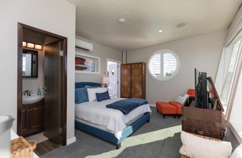 Fleming Island Boat Rental | New Floating Luxury: Unique Houseboat Retreat