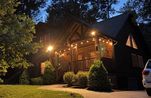 Sevierville Cabin | New Grizzly Hideaway Luxury Cabin-Cedar Falls-4 Bdrms-4.5Baths-Sleeps 12